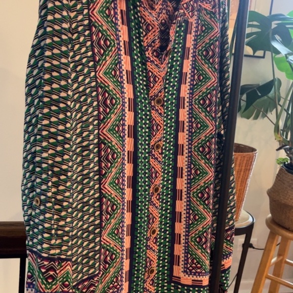 Dress. Geometric design. Shirt-style collar. Long sleeve with buttoned cuffs. - Picture 3 of 8